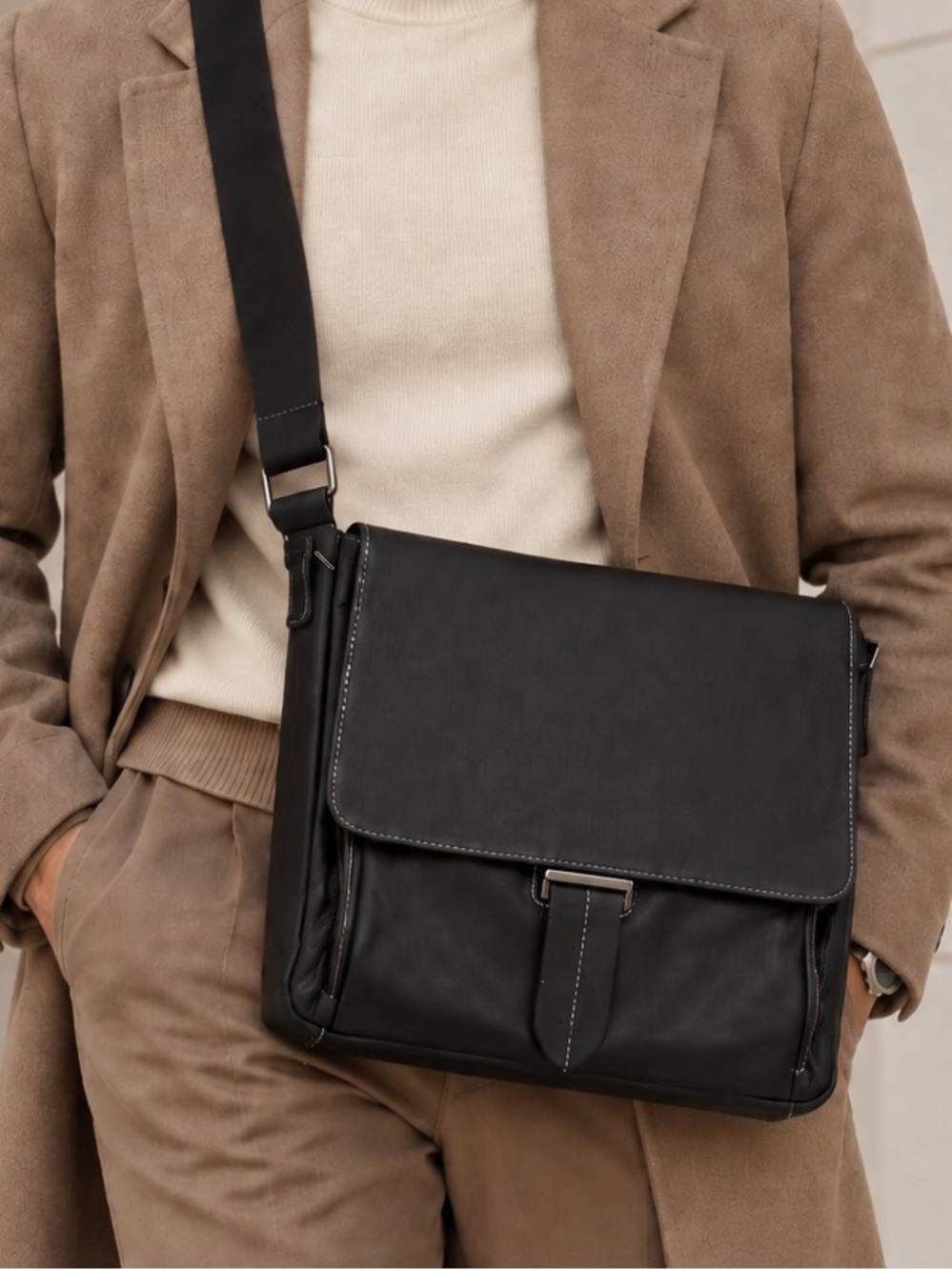 Danier Men's Black Leather Messenger Bag - Classic Travel & Work Crossbody